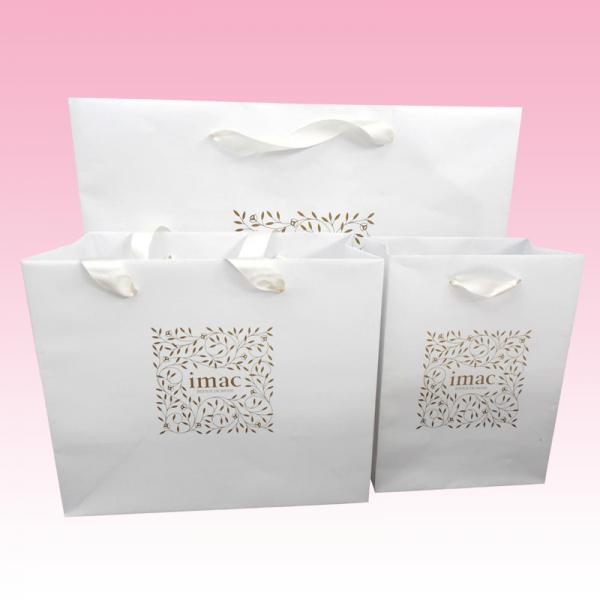 Buy custom white paper gift bags manufacturer with 300gsm art paper at wholesale prices