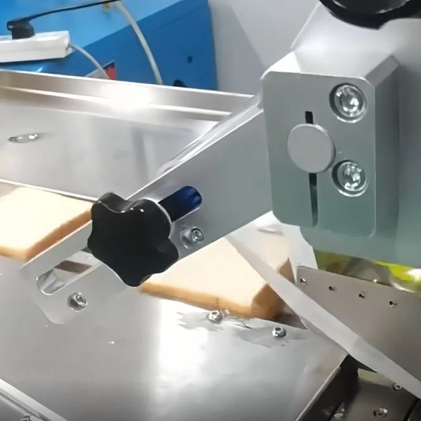 Nitrogen Flushing Pillow Type Packing Machine 2.6KW Pouch Filling And Sealing Machine 220V