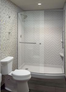 Quality Light Texture Cultured Marble Shower Walls With Back Panels Scratch Resistent for sale