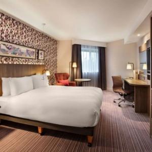 China Villa Star Hotel Bedroom Sets Solid Wood Resort Hotel Commercial Furniture on sale